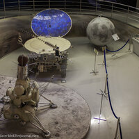 Лунная программа СССР: Луноход и автоматическая станция ЛУНА 16, она привезла лунный грунт на Землю.