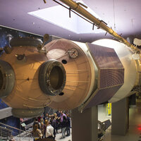 Макет базового блока орбитального комплекса МИР. Именно он изображен на первой фотографии станции. Виден стыковочный узел, к которому потом пристыкуются другие модули