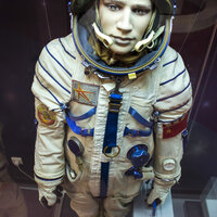 Скафандр Сокол, в котором космонавты поднимаются и спускаются с орбиты. По традиции все наши скафандры называют именами птиц. Поэтому есть Сколол, Кречет, Беркут и.т.д.
