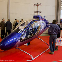 Еще одна новинка выставки от компании «Хеливейл», двухместный, скоростной, двухместный КРАСИВЫЙ  вертолет сосной схемы с тандемной кабиной. Назвали его «Афалина».