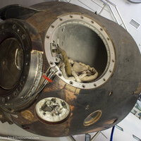 На Землю космонавты возвращались в спускаемом аппарате корабля Союз.  При прохождении плотных слоев атмосферы на него воздействует очень высокая температура, это видно по внешнему виду спускаемого аппарата.