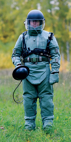 Сапер в защитном комплекте «Сокол» с переносным искателем неконтактных взрывных устройств ИНВУ-3М