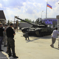 Установка танка на площадке Уралвагонзавода