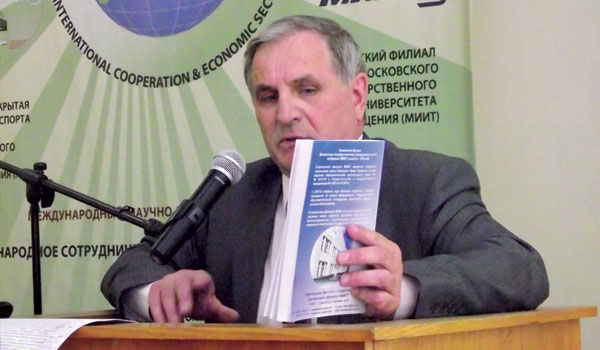 Ведуший научный сотрудник А. Гаврилов выступает на конференции по проблемам борьбы с БПЛА
